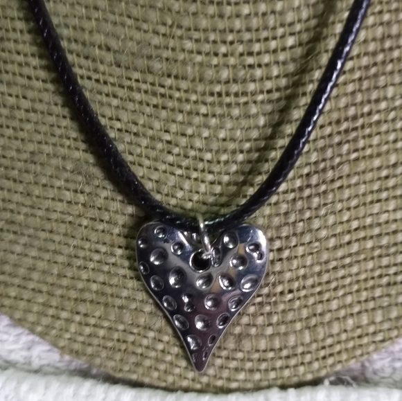 Silvertone heart ♥ necklace black cord - Picture 5 of 5